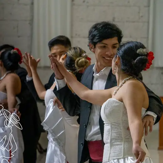 Pareja de bailarines en primer plano durante una danza de salón