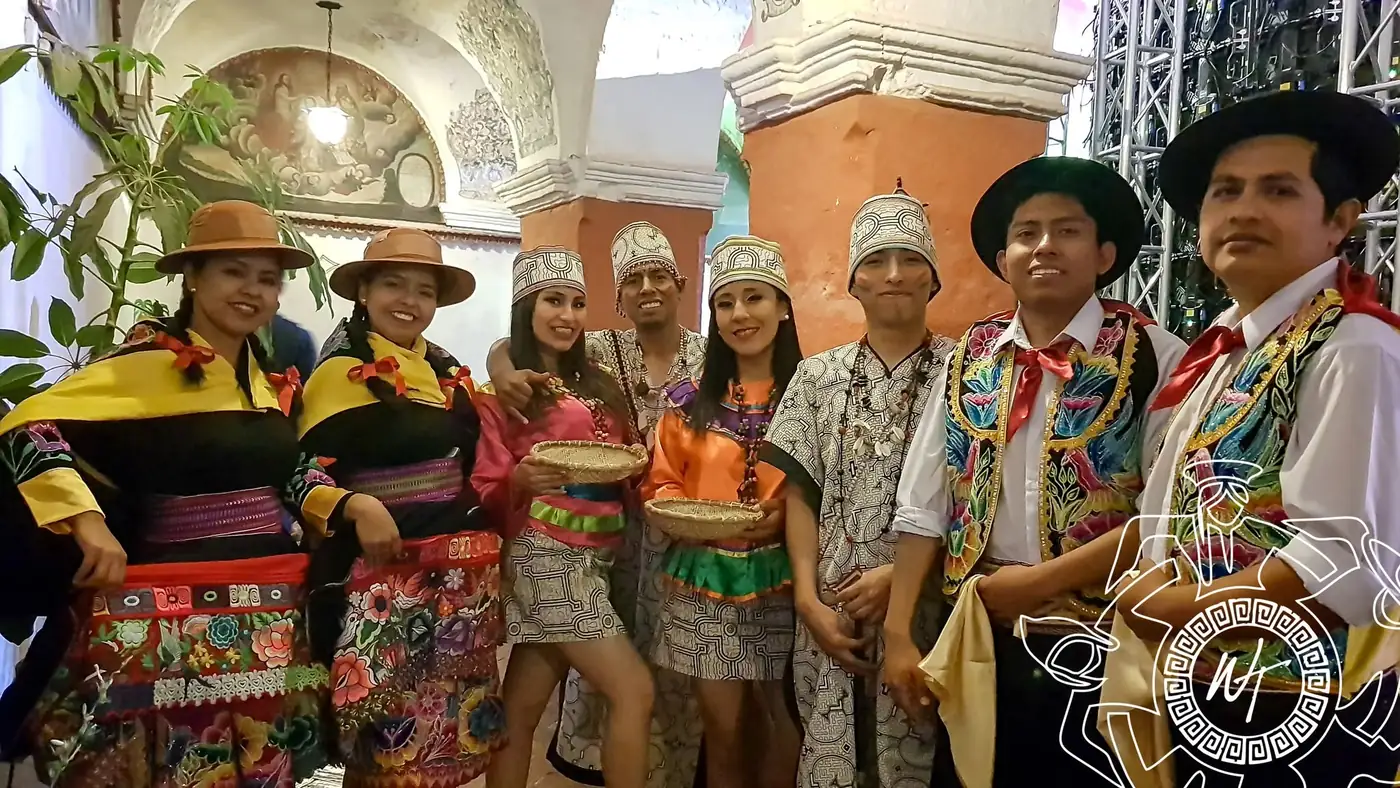 Integrantes del elenco con vestuario andino sonriendo en primer plano