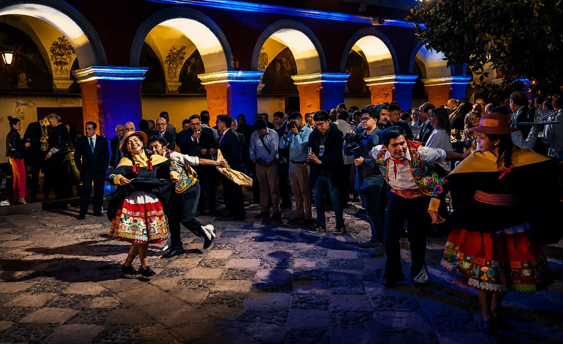 Danza tradicional peruana en un patio colonial durante un evento